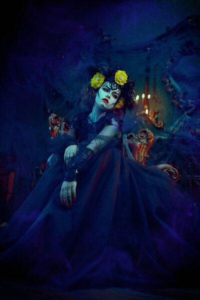 Очаровательная и опасная Калавера Катрина в старом замке. Девушка с сахарным черепом. День Мертвых. Dia de los muertos. Хэллоуин.