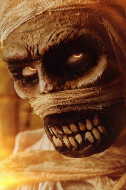 Parlayan gözlü korkunç bir mumyanın yakın plan portresi. Cadılar Bayramı. Antik Mısır mitolojisi.