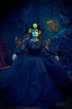 Kafatası şekeri kız. Ölüler Günü. Dia de los muertos. Terk edilmiş eski bir kalede büyüleyici ve tehlikeli Calavera Catrina. Cadılar Bayramı.