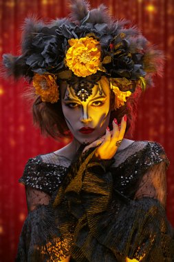 Kırmızı arka planda güzel ve korkutucu bir Calavera Catrina portresi. Kafatası şekeri makyajı ve elbise. Dia de los muertos. Ölüler Günü. Cadılar Bayramı.