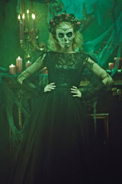 Ölüler Günü. Terk edilmiş eski bir evde büyüleyici ve tehlikeli Calavera Catrina. Kafatası şekeri kız. Dia de los muertos. Cadılar Bayramı.