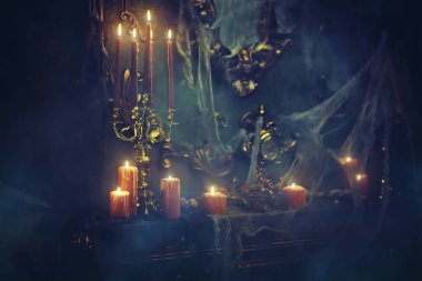 Dia de los muertos. Eski kalede mumlarla cadılar bayramı süsü. Ölüler Günü. Cadılar Bayramı.