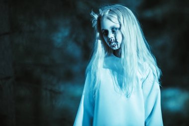 Ormandaki bir korku filmindeki korkunç soluk benizli kızın portresi. Zombi, Cadılar Bayramı.