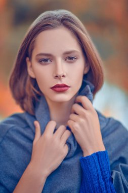 Sonbahar havası. Güz parkında kameraya bakan güzel düşünceli kız. Güzellik, moda.