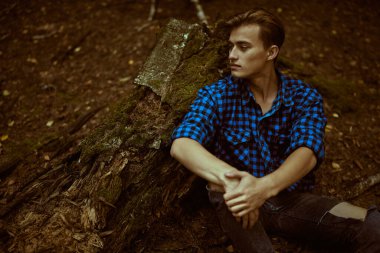 Vahşi ormanda yakışıklı, erkeksi bir adam. Macera, özgürlük ruhu. Etkin yaşam biçimi. 