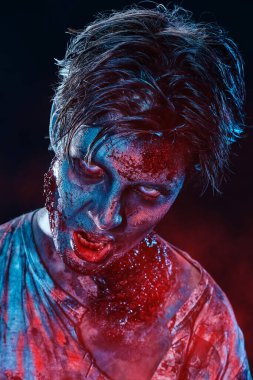 Cadılar Bayramı 'nda kanlı gözlü korkunç bir zombi çocuğun yakın plan portresi. Cadılar Bayramı konsepti Korku filmi.