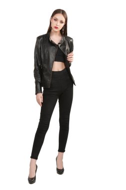 Beyaz arka planda siyah giysiler içinde poz veren ince, güzel bir esmer kızın tam boy ön sözü. Stüdyo çekimi. Moda fotoğrafı.. 