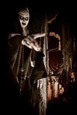 Cadılar Bayramı. Terk edilmiş kilisede elini ileri uzatan lanetli bir rahibenin portresi. Dehşet.