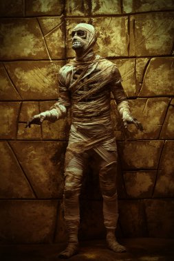 Cadılar Bayramı mumyası yıkılmış duvarın arkasında poz veriyor. Cadılar Bayramı. Antik Mısır mitolojisi.