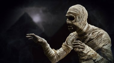 Korkunç kötü mumya Mısır piramitlerinin arka planına karşı geceleyin. Cadılar Bayramı. Antik Mısır mitolojisi.