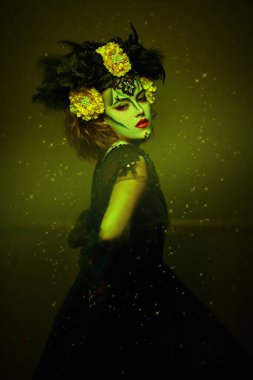 Klasik arka planda güzel ve korkutucu bir Calavera Catrina portresi. Kafatası şekeri makyajı ve elbise. Dia de los muertos. Ölüler Günü. Cadılar Bayramı.