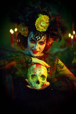 Büyüleyici ve tehlikeli Calavera Catrina eski bir kalede kafatası ile. Kafatası şekeri kız makyajı ve kostüm. Ölüler Günü. Dia de los muertos. Cadılar Bayramı.