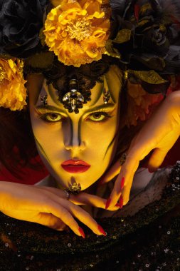 Calavera Catrina 'nın yakın plan portresi. Sarı ışıkta kafatası şekeri makyajlı genç bir kadın. Dia de los muertos. Ölüler Günü. Cadılar Bayramı.