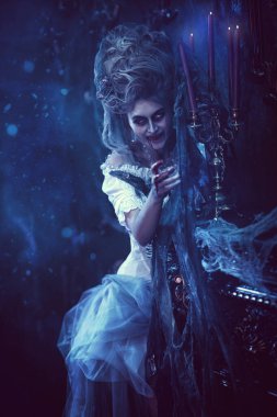 Vampirler. Eski terk edilmiş kalede kana susamış dişi vampir. Eski tarz. Cadılar Bayramı.