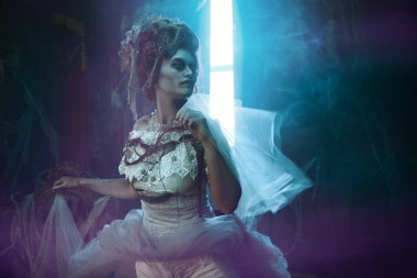 Cadılar Bayramı. Eski terk edilmiş kaledeki ölü imparatoriçenin portresi. Kalede hayalet var. Klasik stil. 