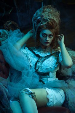 Cadılar Bayramı. Eski terk edilmiş kaledeki ölü imparatoriçenin portresi. Kalede hayalet var. Klasik stil. 