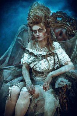 Cadılar Bayramı. Eski terk edilmiş kaledeki ölü imparatoriçenin portresi. Kalede hayalet var. Klasik stil. 