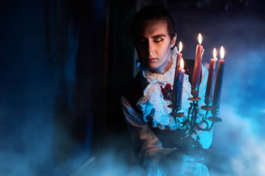 Kana susamış bir vampir aristokrat gecenin bir yarısı bir kurban bulmak için dumanlı kalenin etrafında sinsice dolaşıyor. 19. yüzyıl tarzı. Cadılar Bayramı.