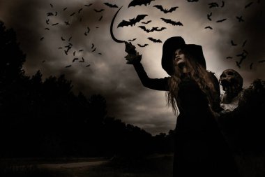 Kafatası ve kancası olan kızgın bir cadının portresi. Büyü, karanlık güç, büyü. Kabus gibi. Cadılar Bayramı.