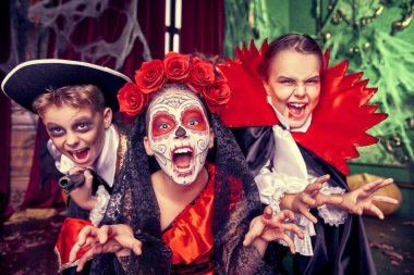 Cadılar Bayramı. Karnaval kostümlü komik çocuklar Cadılar Bayramı 'nda eski kalede dolaşıyorlar..