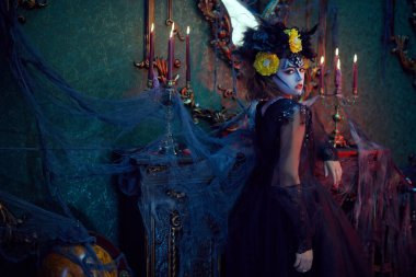 Büyüleyici ve tehlikeli Calavera Catrina eski bir kalede. Kafatası şekeri kız. Ölüler Günü. Dia de los muertos. Cadılar Bayramı.