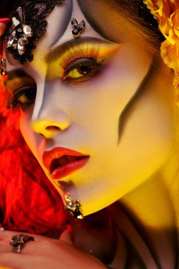 Calavera Catrina 'nın yakın plan portresi. Sarı ışıkta kafatası şekeri makyajlı genç bir kadın. Dia de los muertos. Ölüler Günü. Cadılar Bayramı.