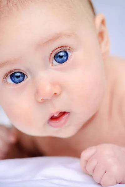 Portrait En Gros Plan D Un Bebe De Trois Mois Soins Pour Bebes Soins De Sante Douceur Peau Stock Photo Portrait En Gros Plan D Un Bebe De Trois Mois Soins Pour Bebes Soins De Sante Douceur Peau Stock Photo