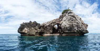 Deniz bulutu ve adalar, Ko Ran Kai, Ko Ran Pet, Chumphon bölgesi, Tayland.