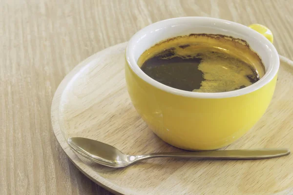 咖啡厅木桌上的咖啡杯 — 图库照片
