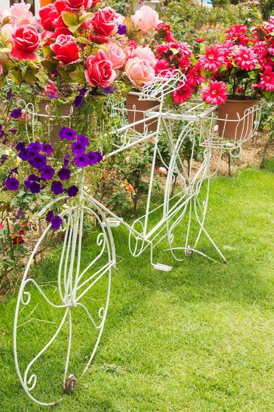 这辆自行车是用白色的钢架制成的 上面装饰着鲜花 — 图库照片