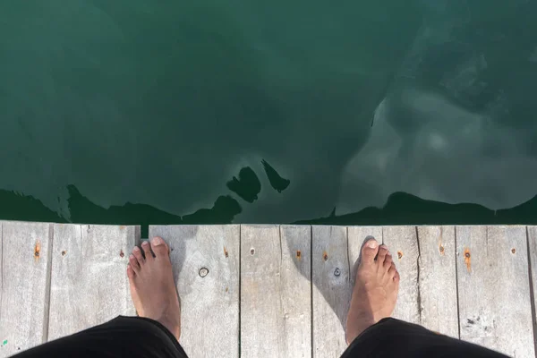 Füße Auf Der Holzbrücke Draufsicht — Stockfoto