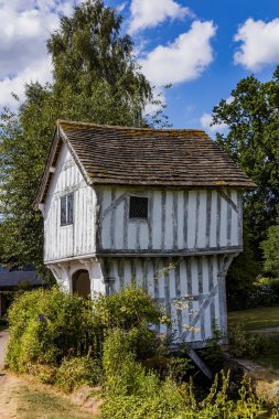 eski evleri ile geleneksel bir İngiliz Köyü