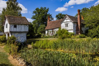eski evleri ile geleneksel bir İngiliz Köyü