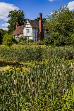 eski evleri ile geleneksel bir İngiliz Köyü