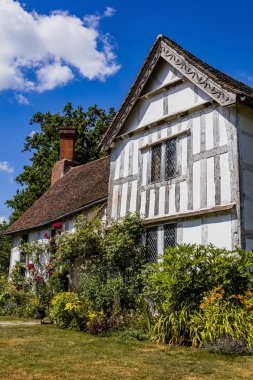eski evleri ile geleneksel bir İngiliz Köyü