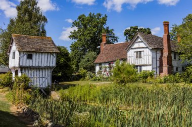 eski evleri ile geleneksel bir İngiliz Köyü