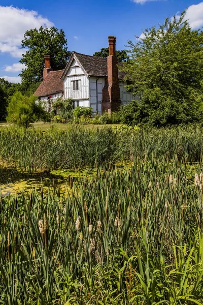 eski evleri ile geleneksel bir İngiliz Köyü