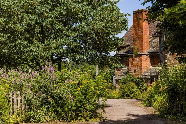 eski evleri ile geleneksel bir İngiliz Köyü