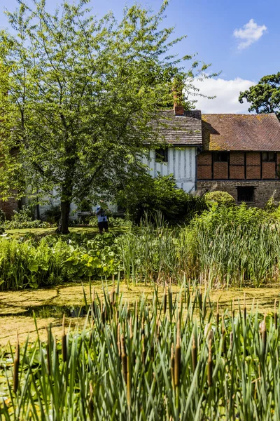 eski evleri ile geleneksel bir İngiliz Köyü