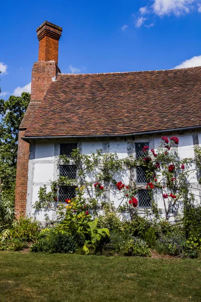 eski evleri ile geleneksel bir İngiliz Köyü