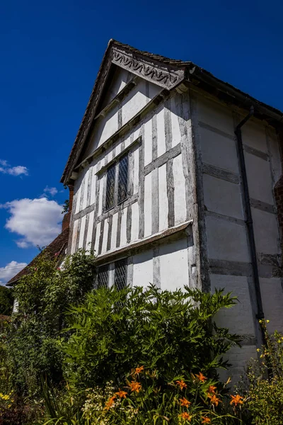 传统的英国村庄与老房子 — 图库照片