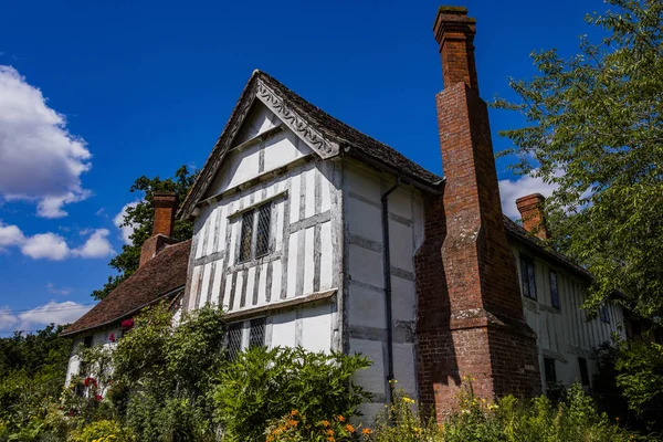 eski evleri ile geleneksel bir İngiliz Köyü