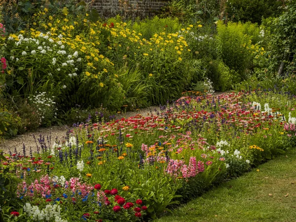 Anglický Venkovský Venkovská Zahrada Květinami Zámek — Stock fotografie