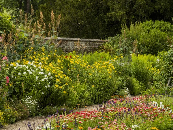 Angielski Ogród Kwiatami Okazałym Domu — Zdjęcie stockowe