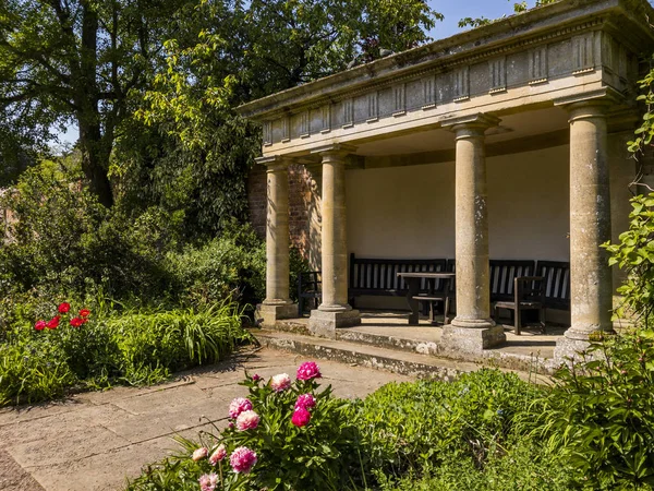 Engelse Cottage Tuin Met Bloemen Van Statig Huis — Stockfoto