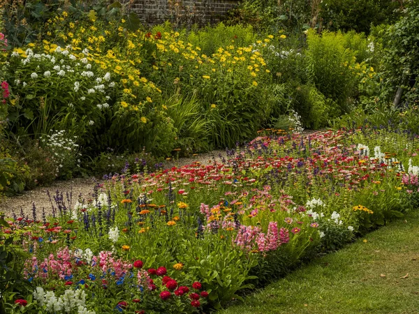 English country cottage garden with flowers of stately home — Stock Image English Country Cottage Garden Flowers Stately Home Stock Image