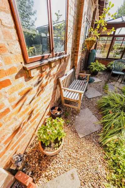 英国コッツウォルズのコテージの緑豊かな緑の裏庭庭 — ストック写真