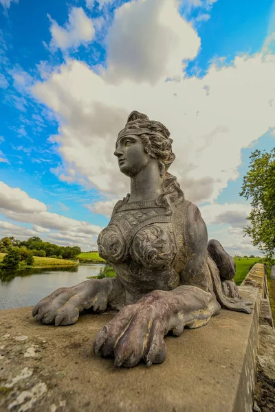 Статуя Сфінкса Роберт Адам Міст Комптон Верней Величний Будинок Ворікшир — стокове фото
