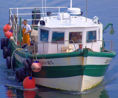 Balıkçı teknesi ile deniz, üzerinde yüzen Fransa 