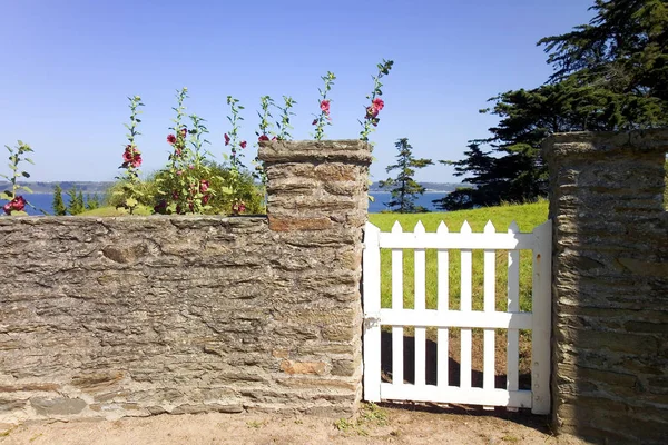 木製の改札口のドア フランスと石柵のビュー — ストック写真